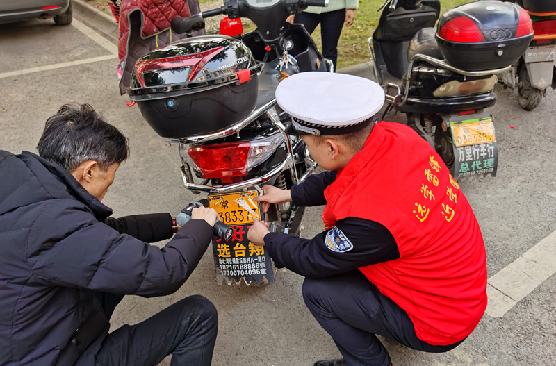 常德,公安,交警,直属,一,大队,上门,为,居民, . 常德公安交警直属一大队上门为居民办理电动车登记上牌