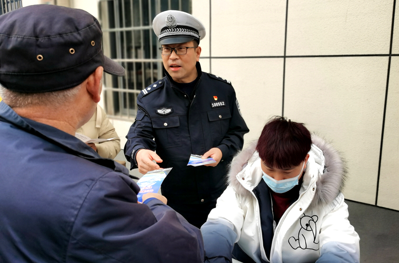 常德,公安,交警,直属,一,大队,上门,为,居民, . 常德公安交警直属一大队上门为居民办理电动车登记上牌