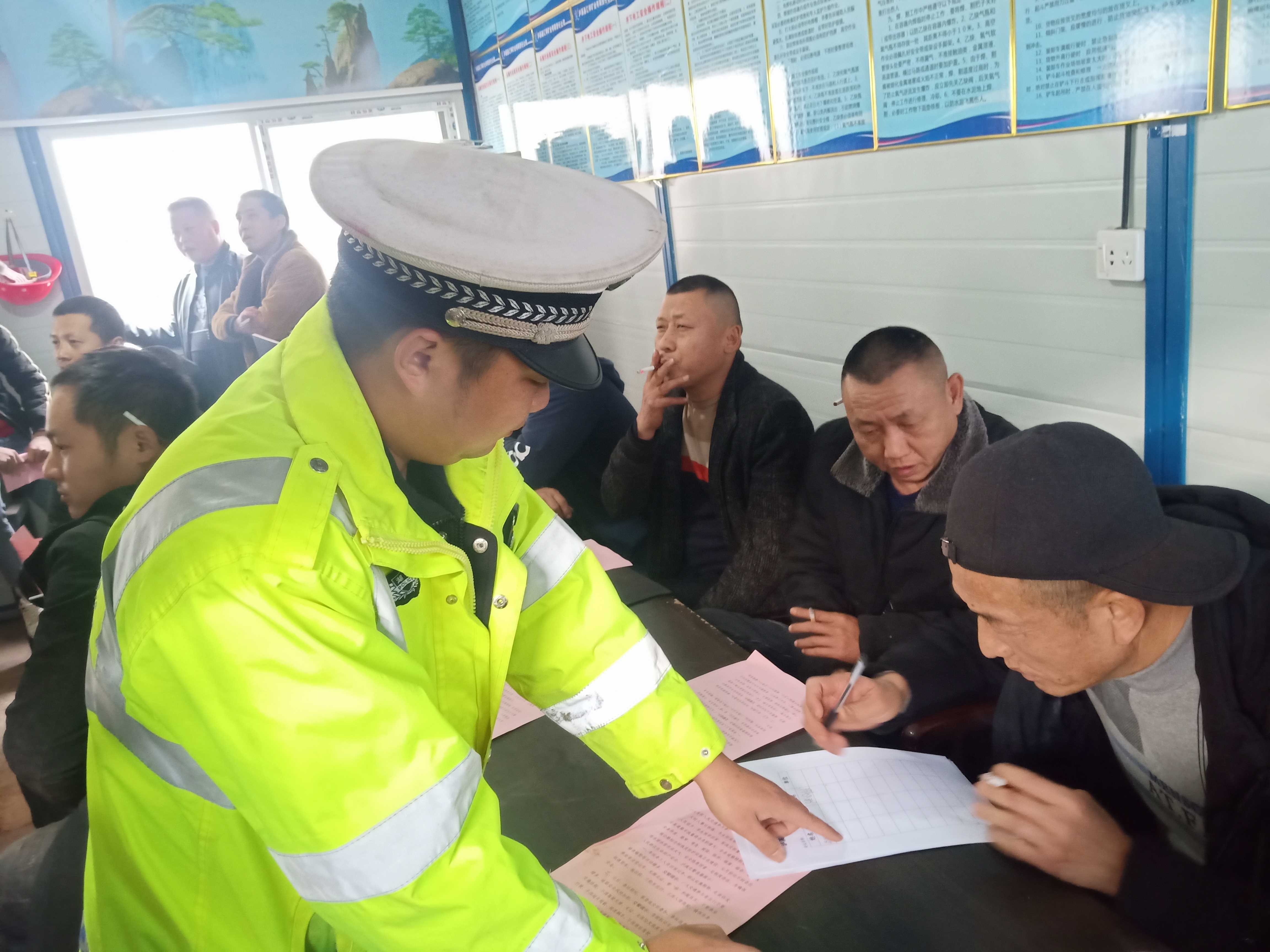 泸溪,交警,联合,多,部门,深入,矿区,开展,警察, . 泸溪：交警联合多部门深入矿区开展驾驶人交通安全培训