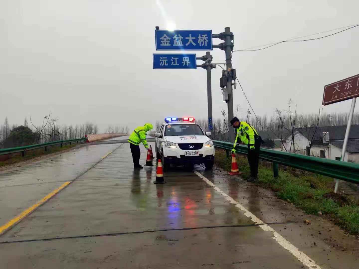 桃江,交警,为,3名,事故,受害人,送上,5.7万元, . 桃江交警为3名事故受害人送上5.7万元救助金