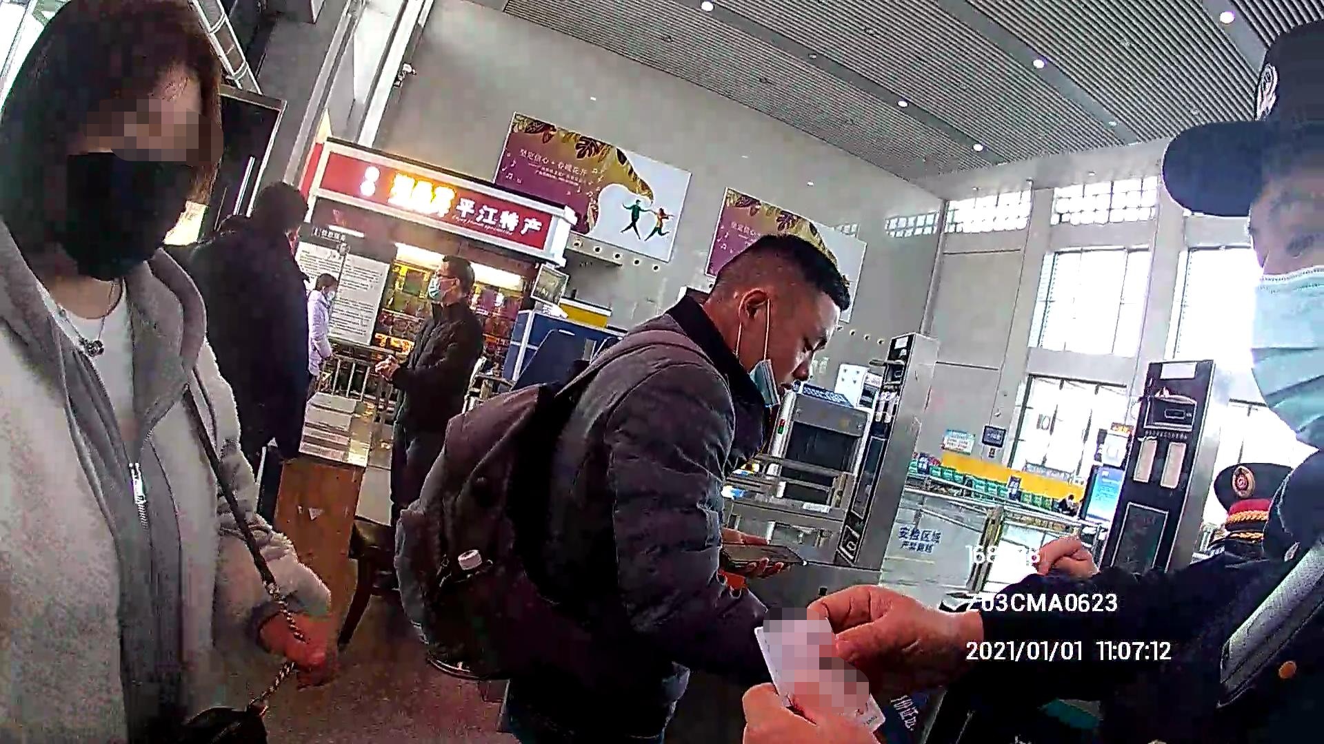 买了,票拿,了,身份证,却进,不了,高铁,站,借用, . 买了票拿了身份证却进不了高铁站？借用他人证件乘车将被处罚！