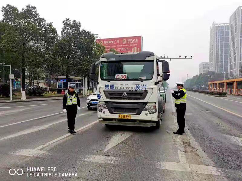 常德,元旦,假期,道路交通,平稳,有序,警察,与, . 常德：元旦假期道路交通平稳有序