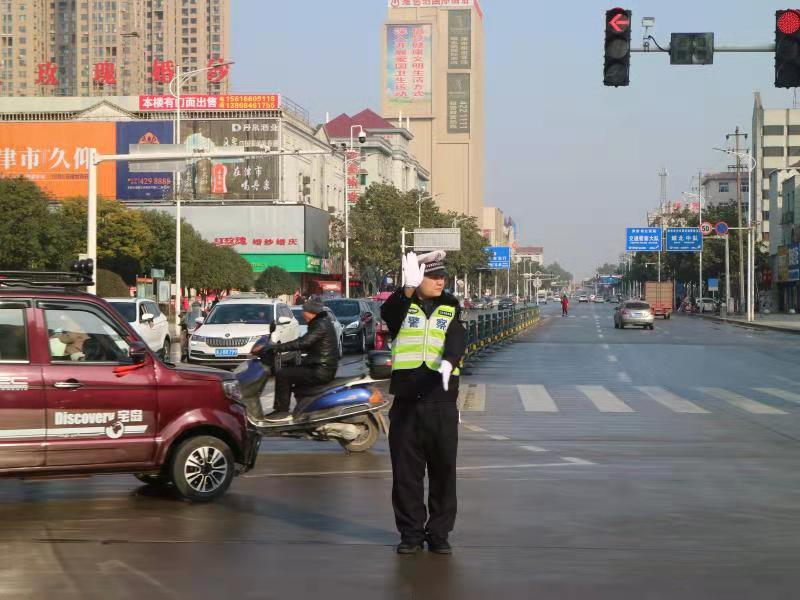 常德,元旦,假期,道路交通,平稳,有序,警察,与, . 常德：元旦假期道路交通平稳有序