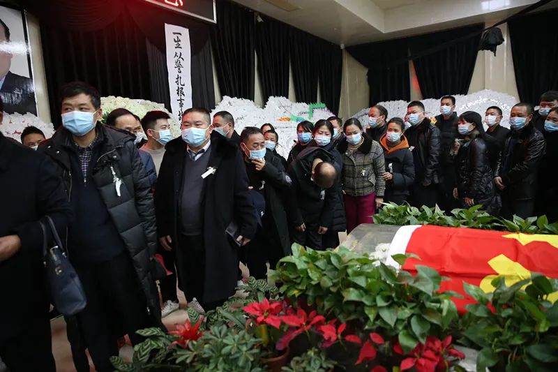 警,蓝色,里,的,生命,壮歌,—,致敬,倒在,抗击, . 警蓝色里的生命壮歌——致敬倒在抗击雨雪冰灾一线的肖之渊同志