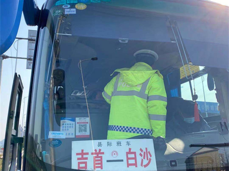泸溪,交警,“,五部曲,”,筑牢,元旦,期间,道路, . 泸溪交警“五部曲”筑牢元旦期间道路交通安全防线