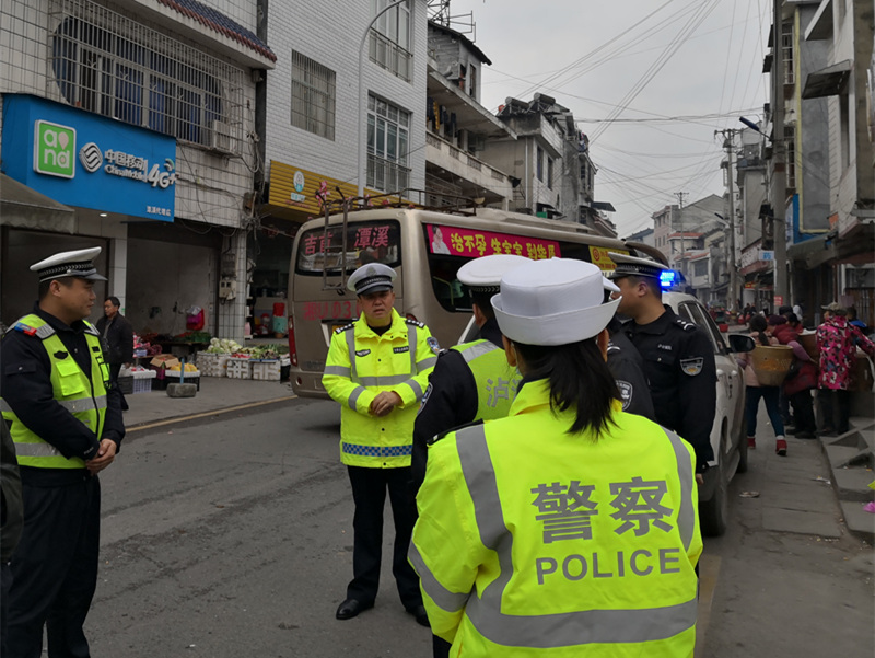 泸溪,交警,“,五部曲,”,筑牢,元旦,期间,道路, . 泸溪交警“五部曲”筑牢元旦期间道路交通安全防线
