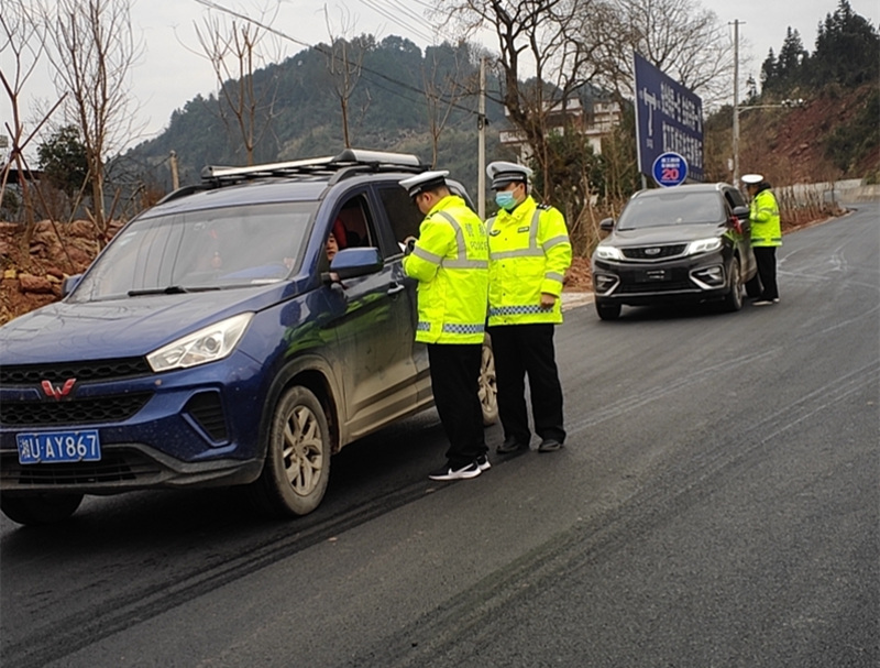 泸溪,交警,“,五部曲,”,筑牢,元旦,期间,道路, . 泸溪交警“五部曲”筑牢元旦期间道路交通安全防线