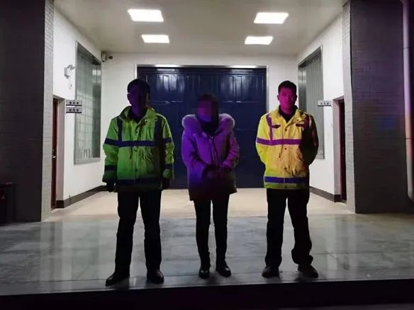 湘西,泸溪,酒后,驾驶,并,暴力,阻碍,公安,执法, . 湘西泸溪：酒后驾驶并暴力阻碍公安执法，两人被拘