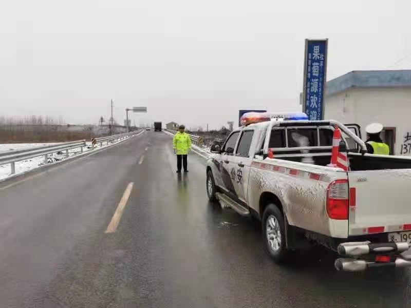 常德,冰雪,来,了,公安,交警,全,力保,畅,警察, . 常德：冰雪来了 公安交警全力保畅