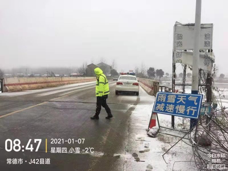 常德,冰雪,来,了,公安,交警,全,力保,畅,警察, . 常德：冰雪来了 公安交警全力保畅