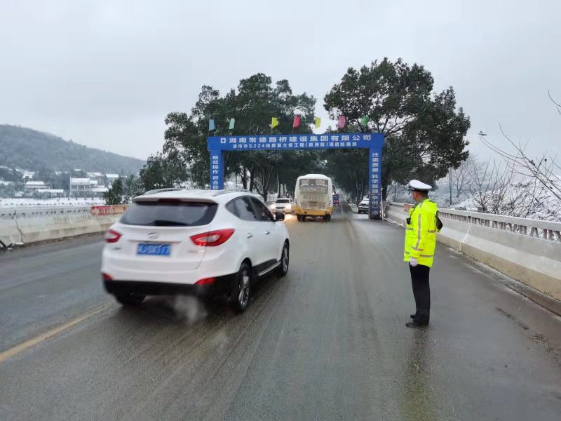 常德,冰雪,来,了,公安,交警,全,力保,畅,警察, . 常德：冰雪来了 公安交警全力保畅