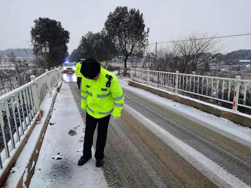 常德,冰雪,来,了,公安,交警,全,力保,畅,警察, . 常德：冰雪来了 公安交警全力保畅