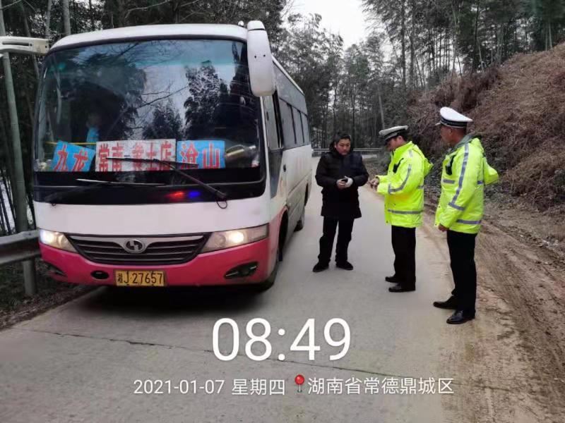 常德,冰雪,来,了,公安,交警,全,力保,畅,警察, . 常德：冰雪来了 公安交警全力保畅