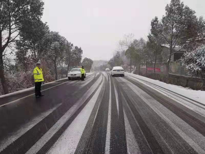 常德,冰雪,来,了,公安,交警,全,力保,畅,警察, . 常德：冰雪来了 公安交警全力保畅