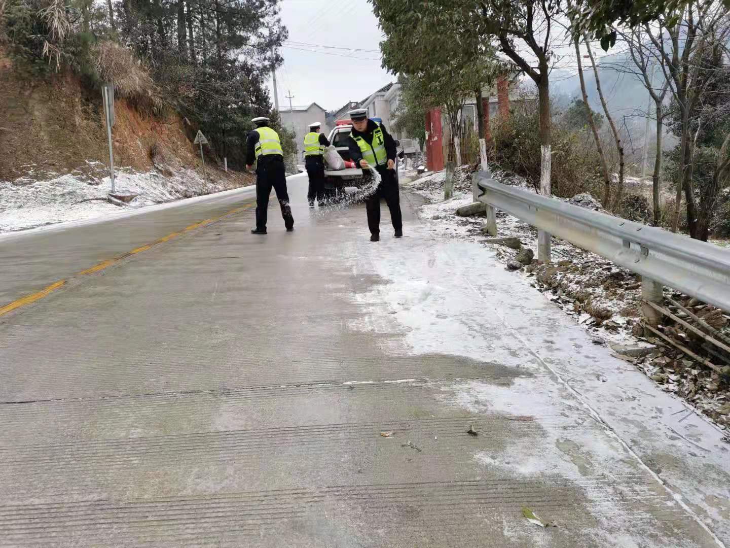 交警,提醒,湘西,州,这些,路段,结冰,禁止通行, . 交警提醒：湘西州这些路段结冰禁止通行