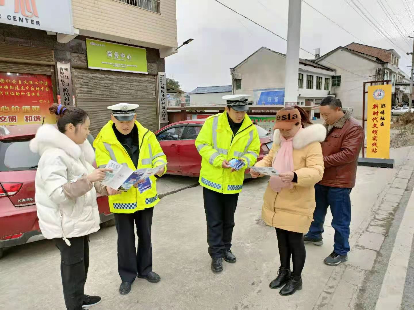 桃江,交警,线上,线下,齐,宣传,绷紧,村民,警察, . 桃江交警：线上线下齐宣传，绷紧村民思想上的“安全弦”