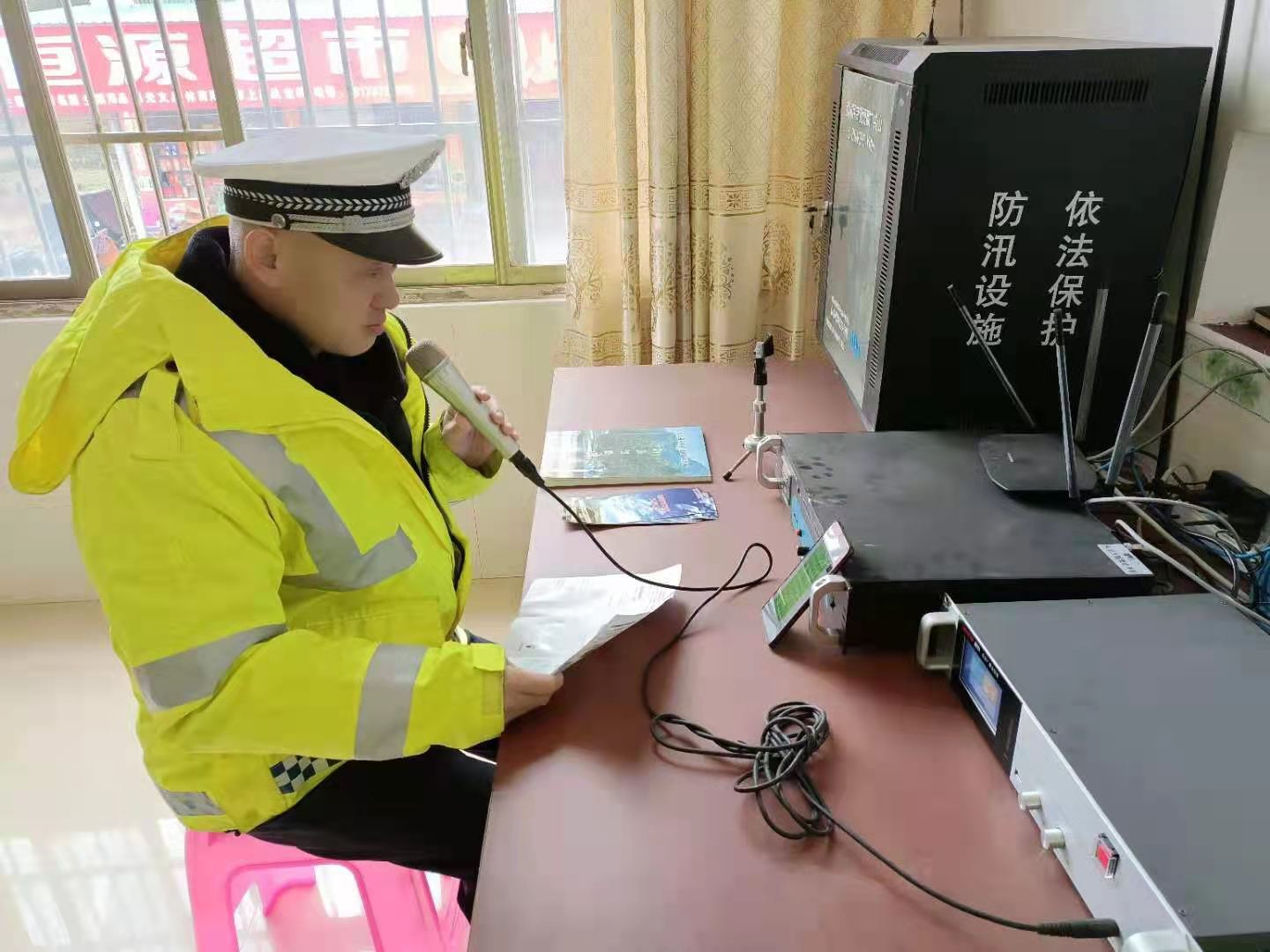 桃江,交警,线上,线下,齐,宣传,绷紧,村民,警察, . 桃江交警：线上线下齐宣传，绷紧村民思想上的“安全弦”