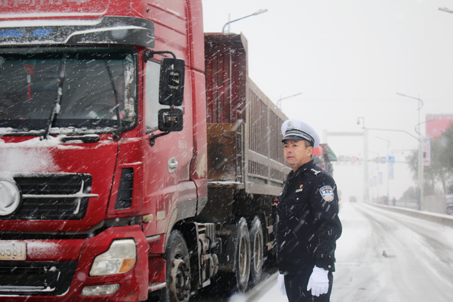南县,交警,“,以雪为令,”,迎风,战雪,保畅,安, . 南县交警“以雪为令”，迎风战雪保畅安