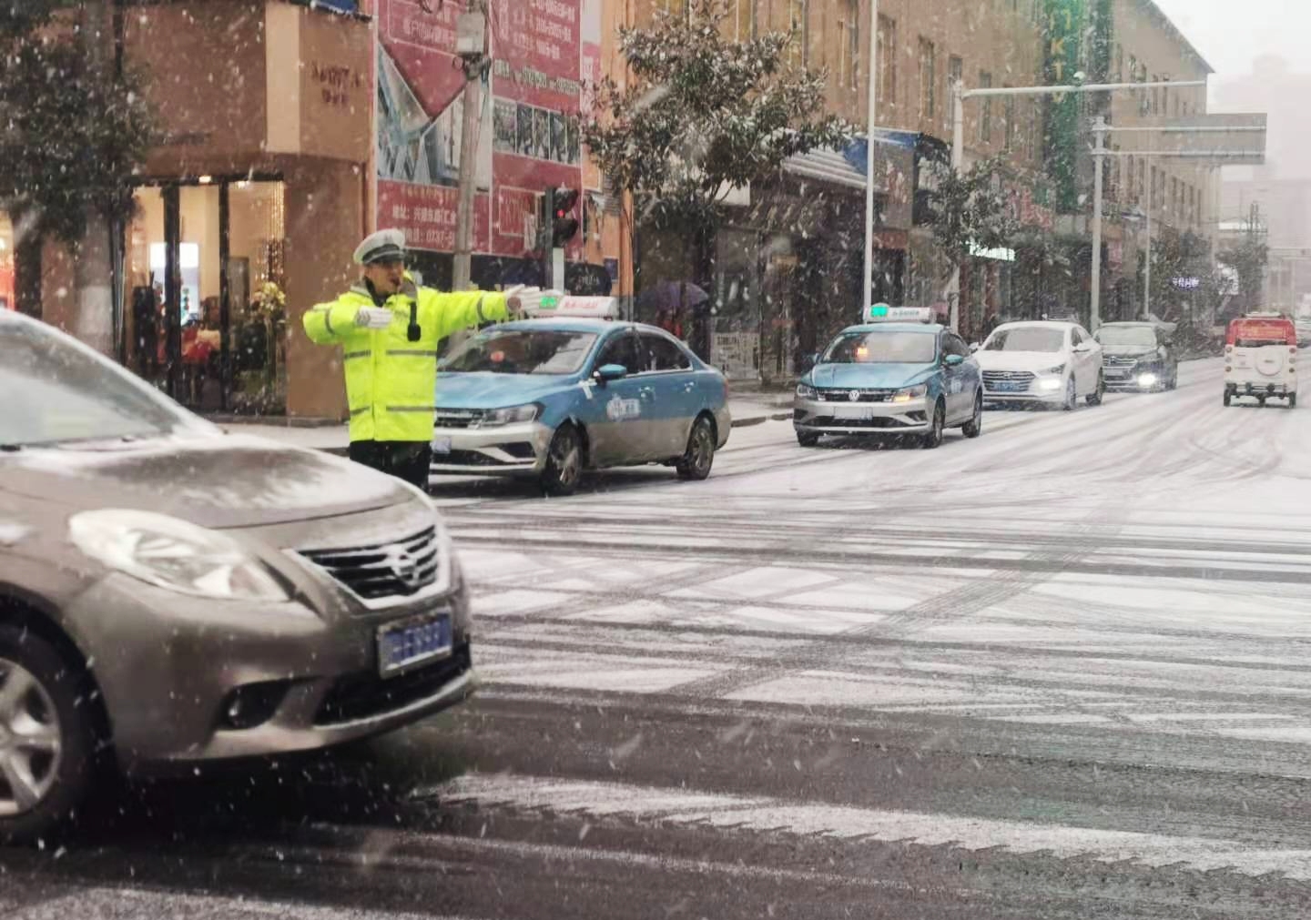 南县,交警,“,以雪为令,”,迎风,战雪,保畅,安, . 南县交警“以雪为令”，迎风战雪保畅安