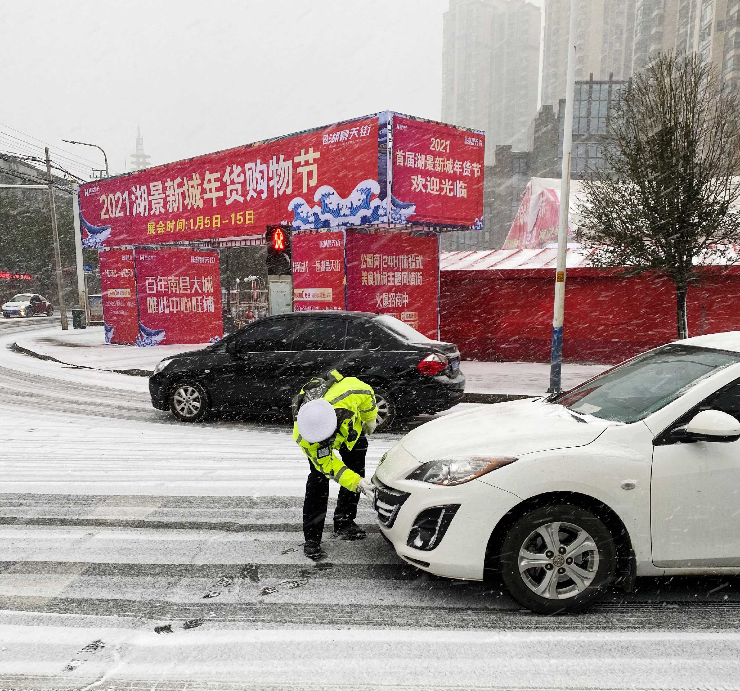 南县,交警,“,以雪为令,”,迎风,战雪,保畅,安, . 南县交警“以雪为令”，迎风战雪保畅安