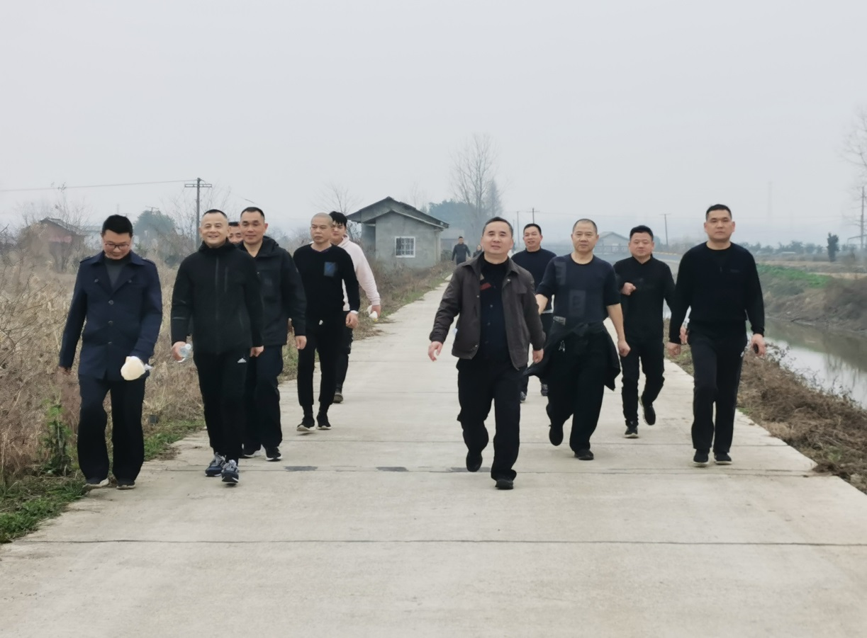 安乡,交警,纳,新辞,旧健,走珊,珀湖,警察,与, . 安乡交警：纳新辞旧健走珊珀湖
