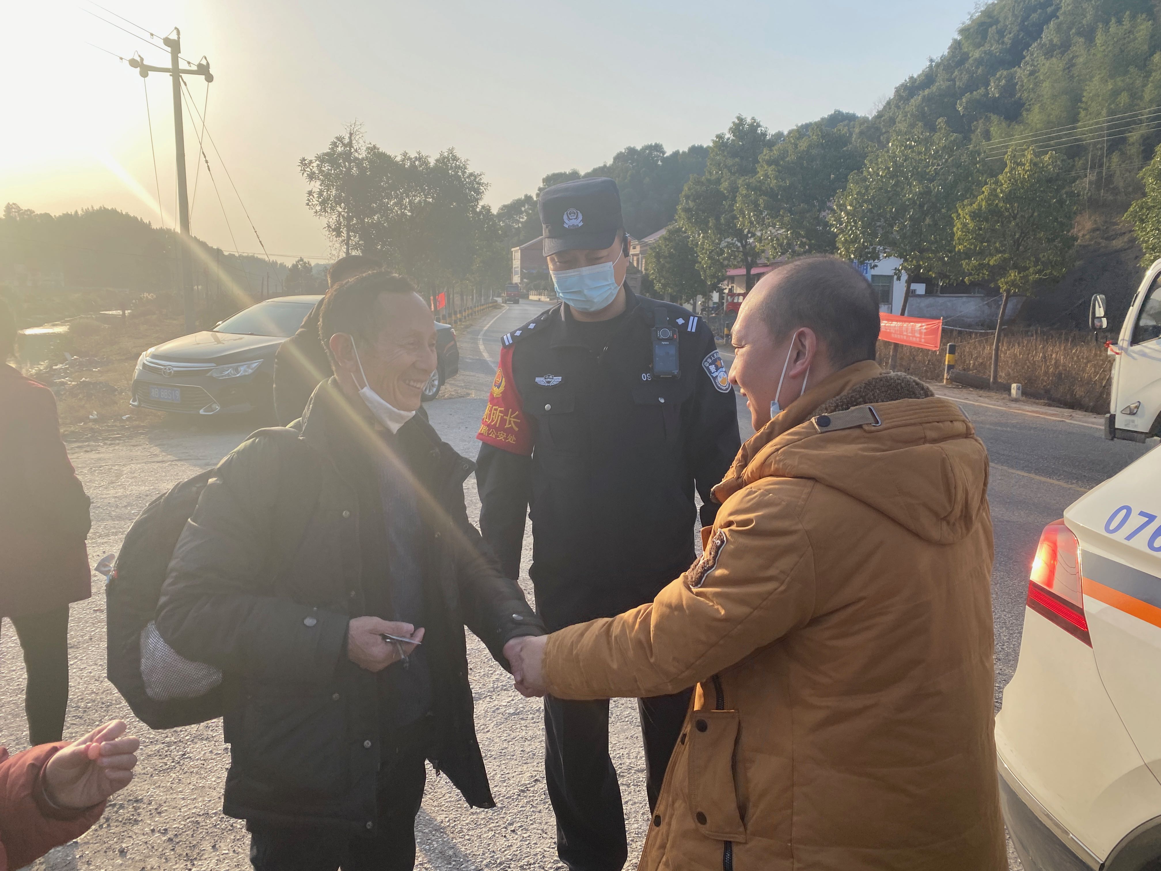大爷,下,火车,拎,上,行李,就走,到家,还,警察, . 大爷下火车拎上行李就走 到家还不知道拿错了