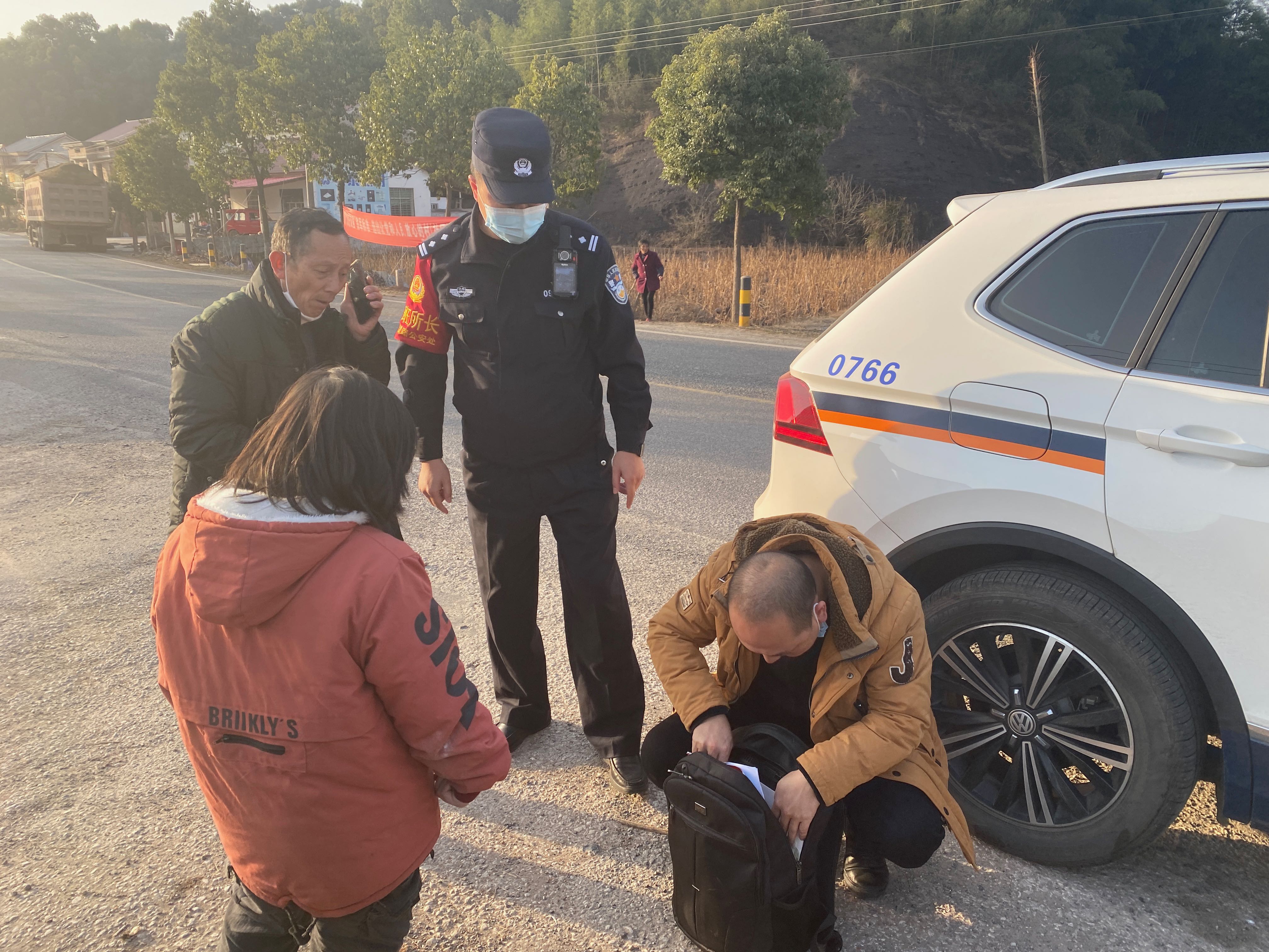 大爷,下,火车,拎,上,行李,就走,到家,还,警察, . 大爷下火车拎上行李就走 到家还不知道拿错了