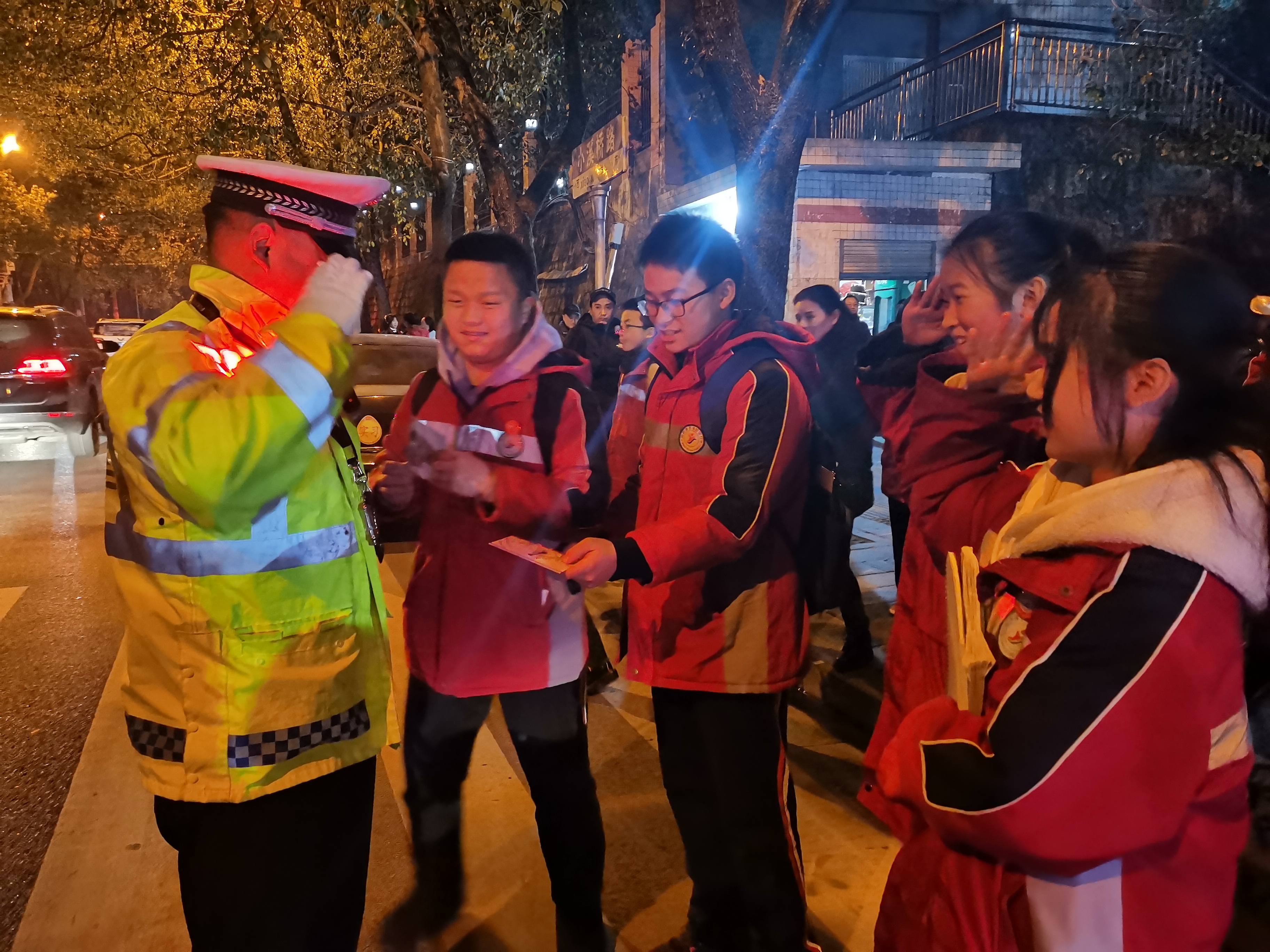 首个,警察,节,他们,收,到了,最暖,心,的,礼物, . 首个警察节他们收到了最暖心的礼物