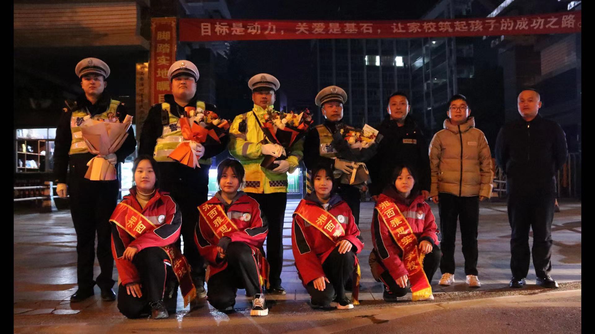 首个,警察,节,他们,收,到了,最暖,心,的,礼物, . 首个警察节他们收到了最暖心的礼物
