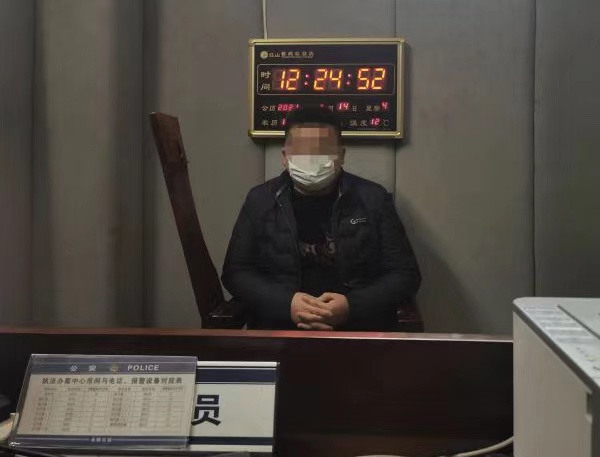 缉查,布控,再,显威,伪造,号牌,终,落网,警察, . 缉查布控再显威  伪造号牌终落网