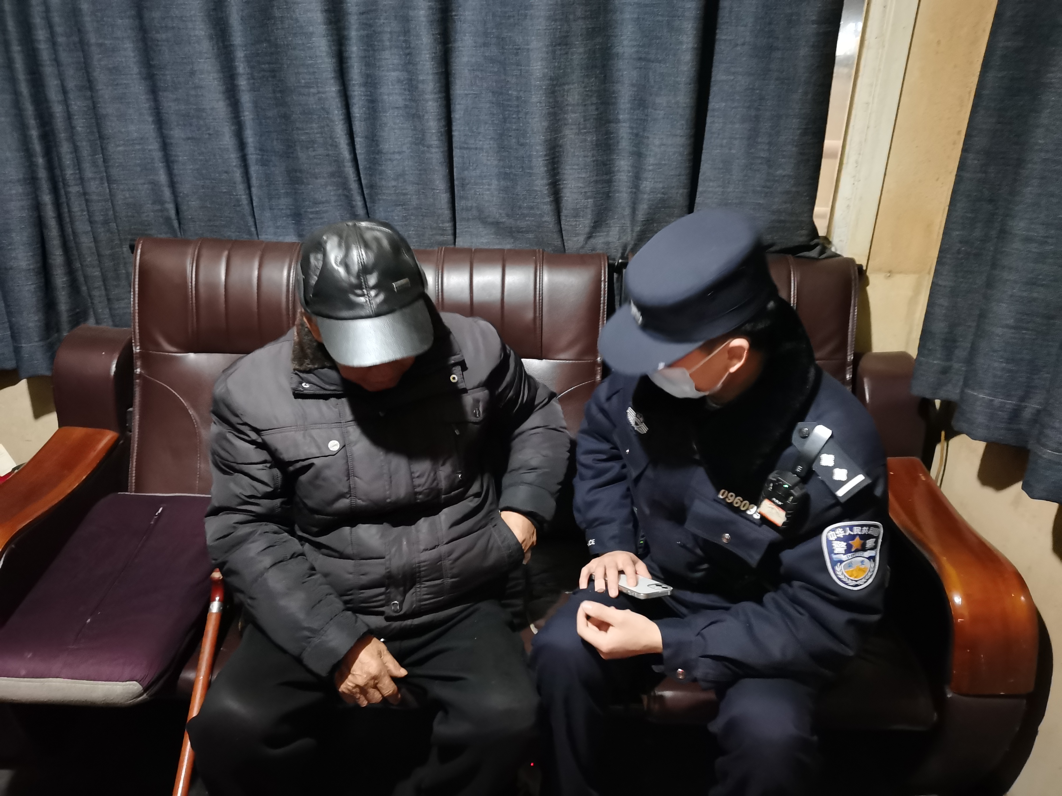 84岁,大爷,陪,老伴,住院,出门,散步,忘了,回, . 84岁大爷陪老伴住院  出门散步忘了回去的路