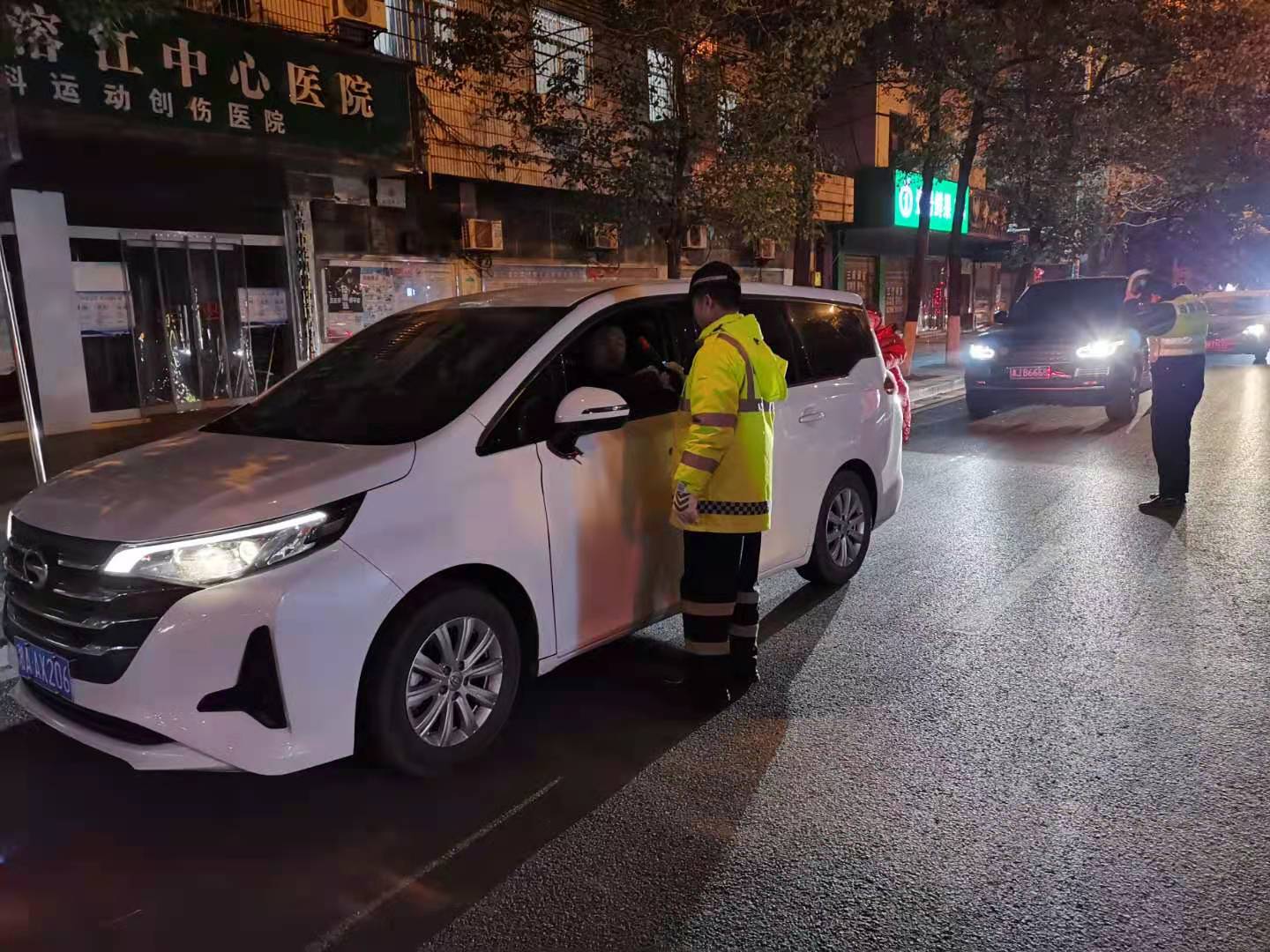 吉首,交警,开展,中南,片区,百日,会战,周末, . 吉首交警开展中南片区百日会战周末夜查统一行动 查处酒醉驾4起