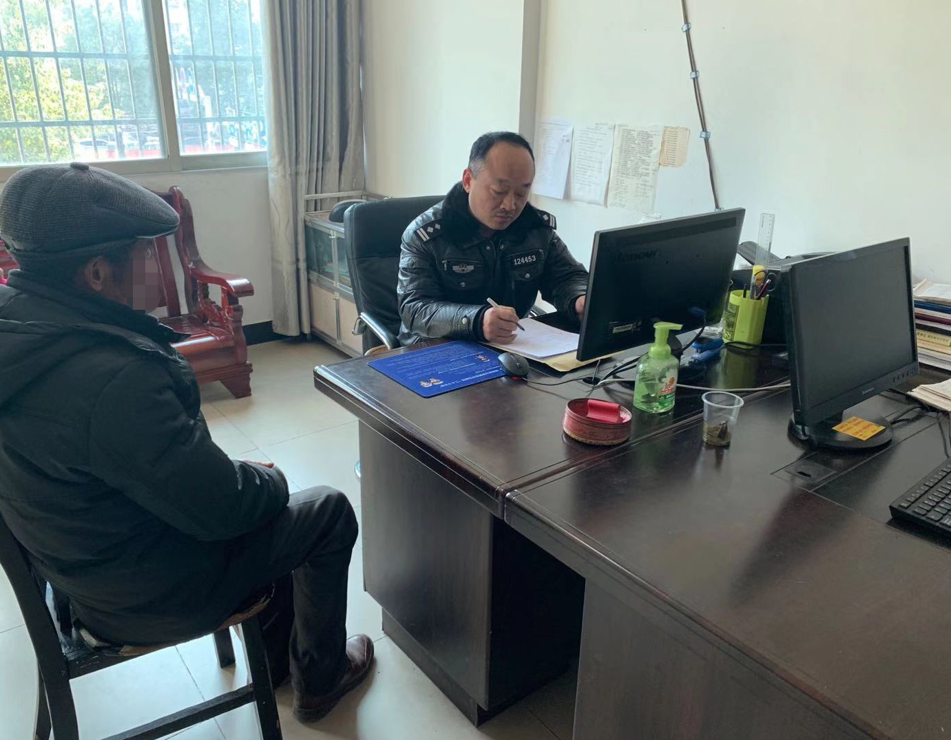 一片,反光镜,—,桃江,交警,凌晨,5点,蹲守, . 一片反光镜——桃江交警凌晨5点蹲守路口破迷案