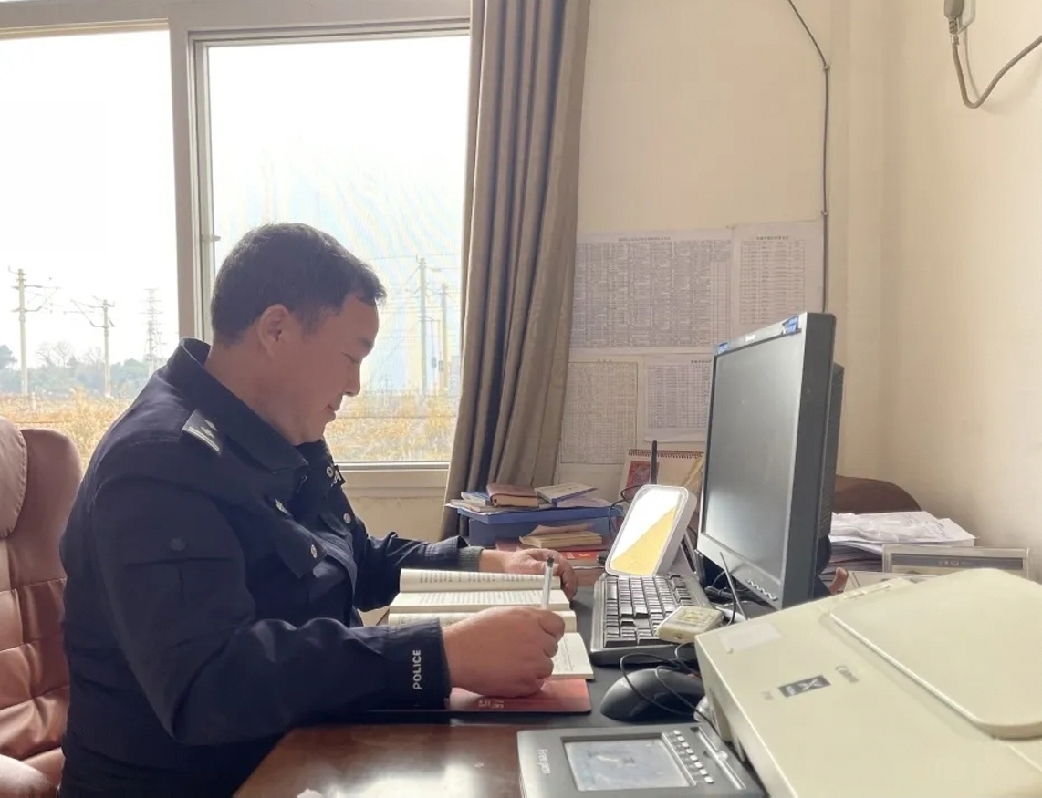 邵阳,公安,粟任,民,—,《,警察,与,法治,讯, . 邵阳公安：粟任民——《无悔从警路，峥嵘岁月情》