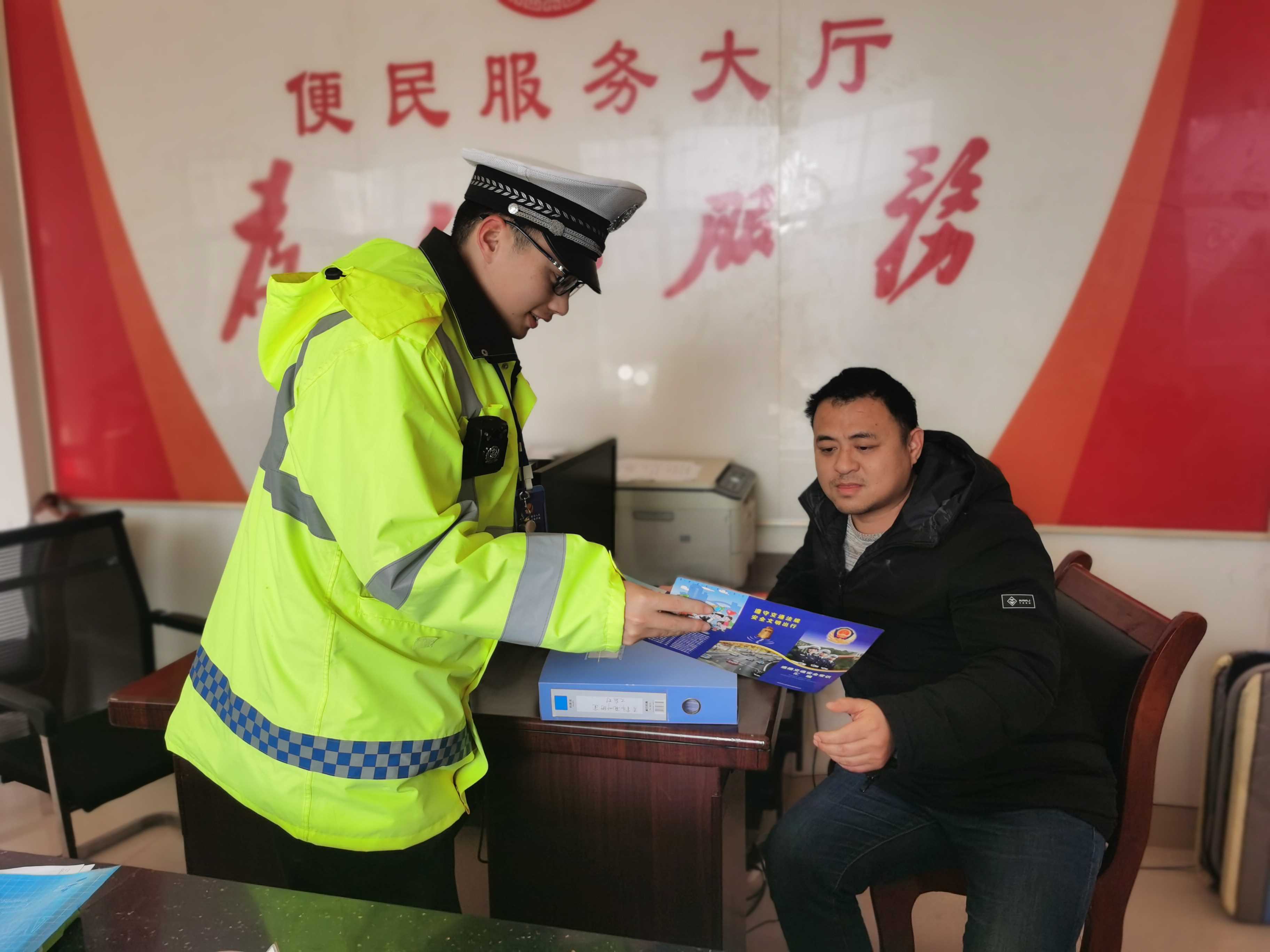 预热,春运,保,畅通,警灯,闪闪,护,平安,—, . 预热春运保畅通 警灯闪闪护平安——吉首交警多措并举开展春运前夕交通安全管理工作