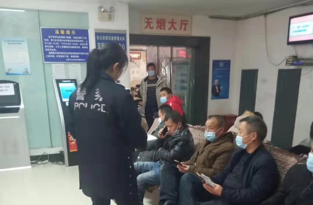 预热,春运,保,畅通,警灯,闪闪,护,平安,—, . 预热春运保畅通 警灯闪闪护平安——吉首交警多措并举开展春运前夕交通安全管理工作