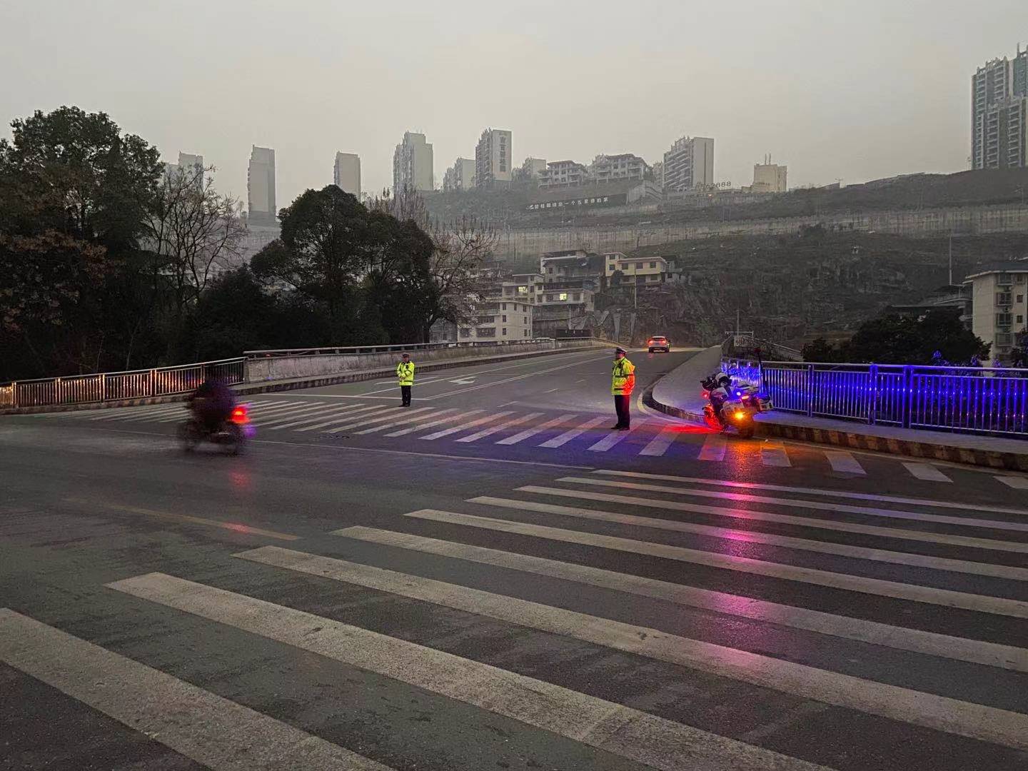 预热,春运,保,畅通,警灯,闪闪,护,平安,—, . 预热春运保畅通 警灯闪闪护平安——吉首交警多措并举开展春运前夕交通安全管理工作