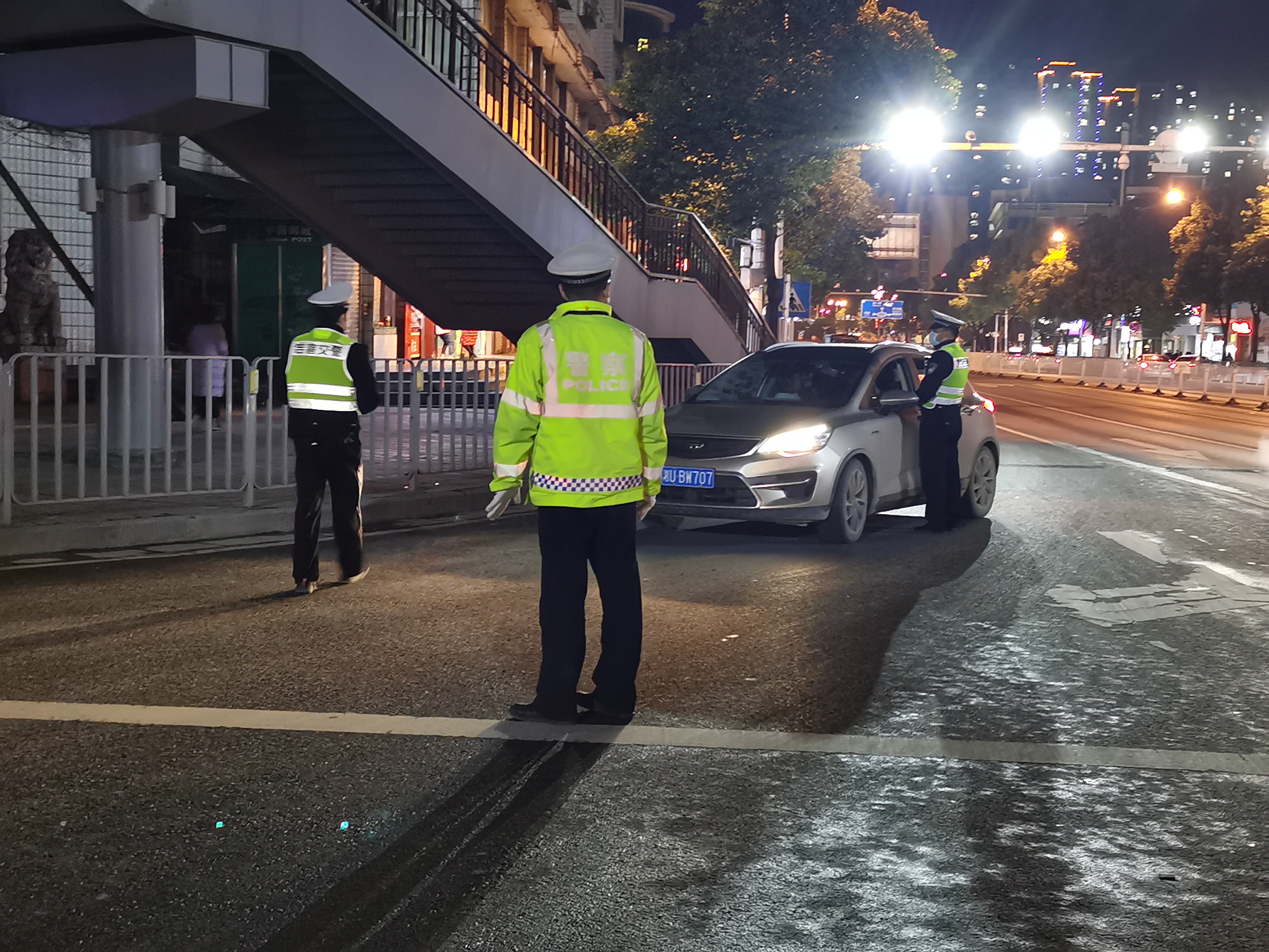 预热,春运,保,畅通,警灯,闪闪,护,平安,—, . 预热春运保畅通 警灯闪闪护平安——吉首交警多措并举开展春运前夕交通安全管理工作