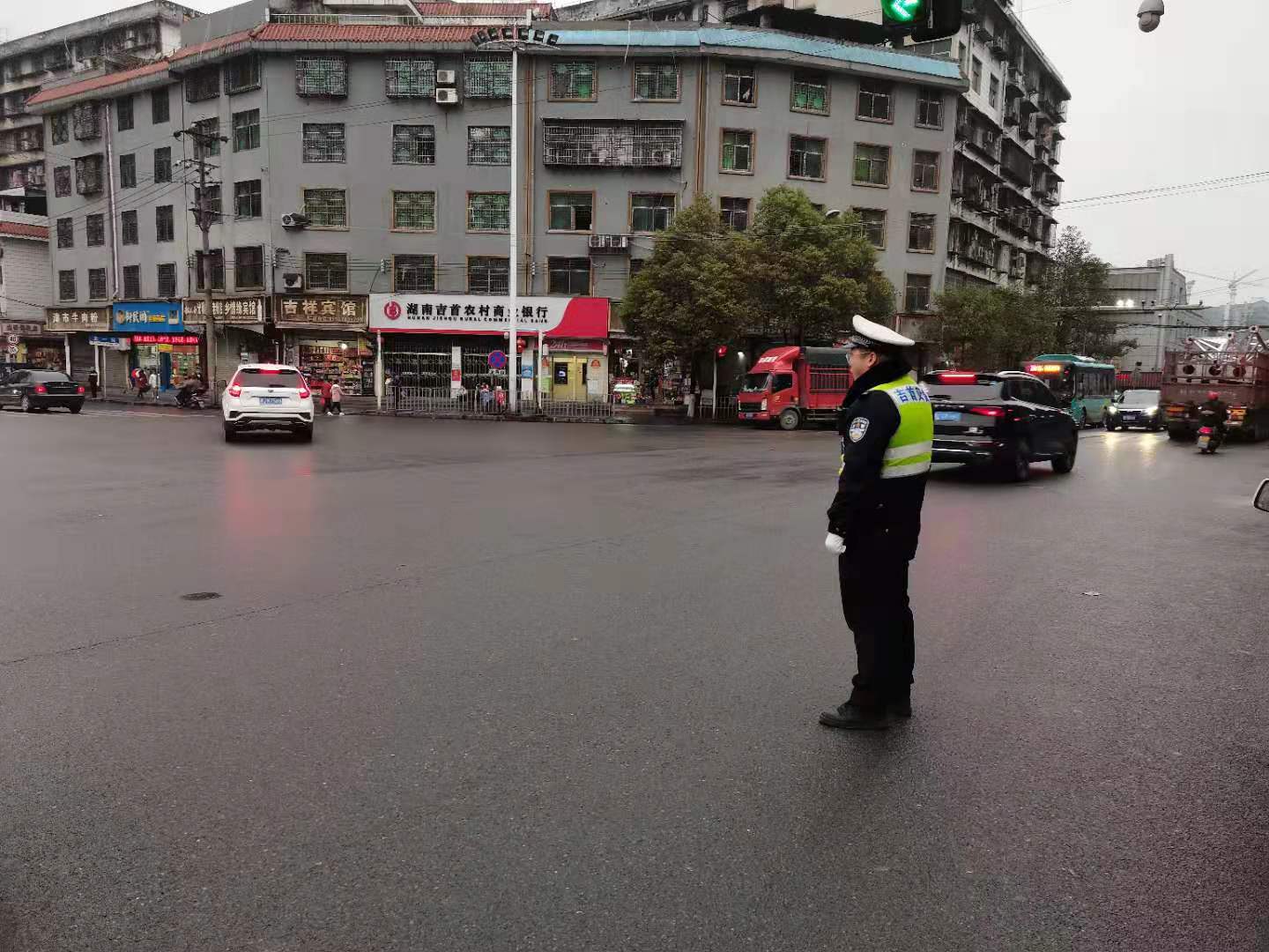 吉首,交警,迎接,新高考,新,高考,适应性,考试, . 吉首交警：迎接新高考适应性考试 为莘莘学子保驾护航