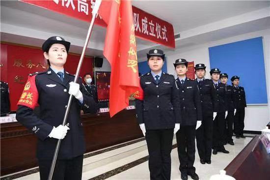 乘警,高铁,女子,分队,闪亮,春运,一线,—,长沙, . 乘警高铁女子分队闪亮春运一线 ——长沙铁路公安处举行高铁女子分队成立暨授旗仪式
