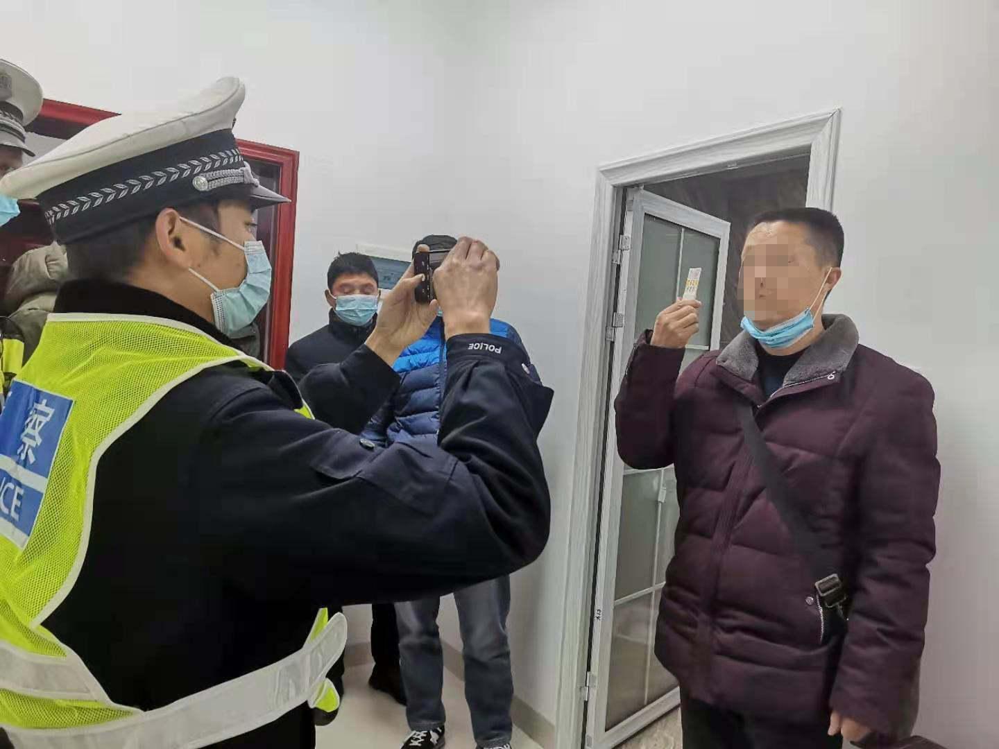 大通湖,交警,首次,对,春运,驾驶人,进行,警察, . 大通湖交警首次对春运驾驶人进行 心理健康与涉毒问题同步筛查