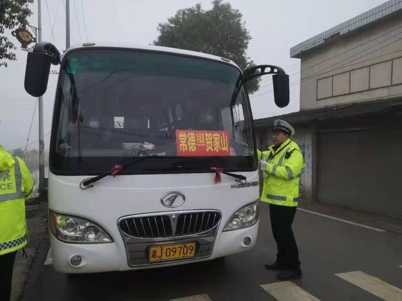 春运,首日,常德,公安,交警,千名,警力,上路, . 春运首日：常德公安交警千名警力上路护航
