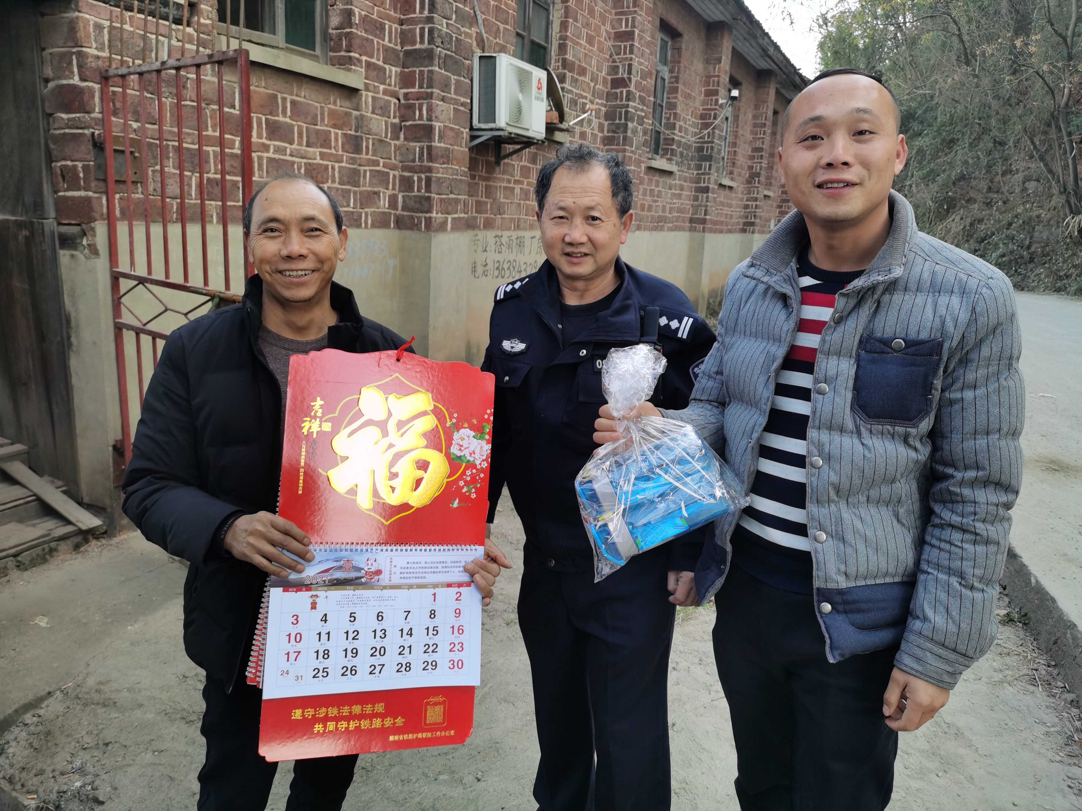 长铁,公安,茶陵,站,派出所,做好,线路,安全, . 长铁公安：茶陵站派出所做好线路安全防控，为春运保驾护航