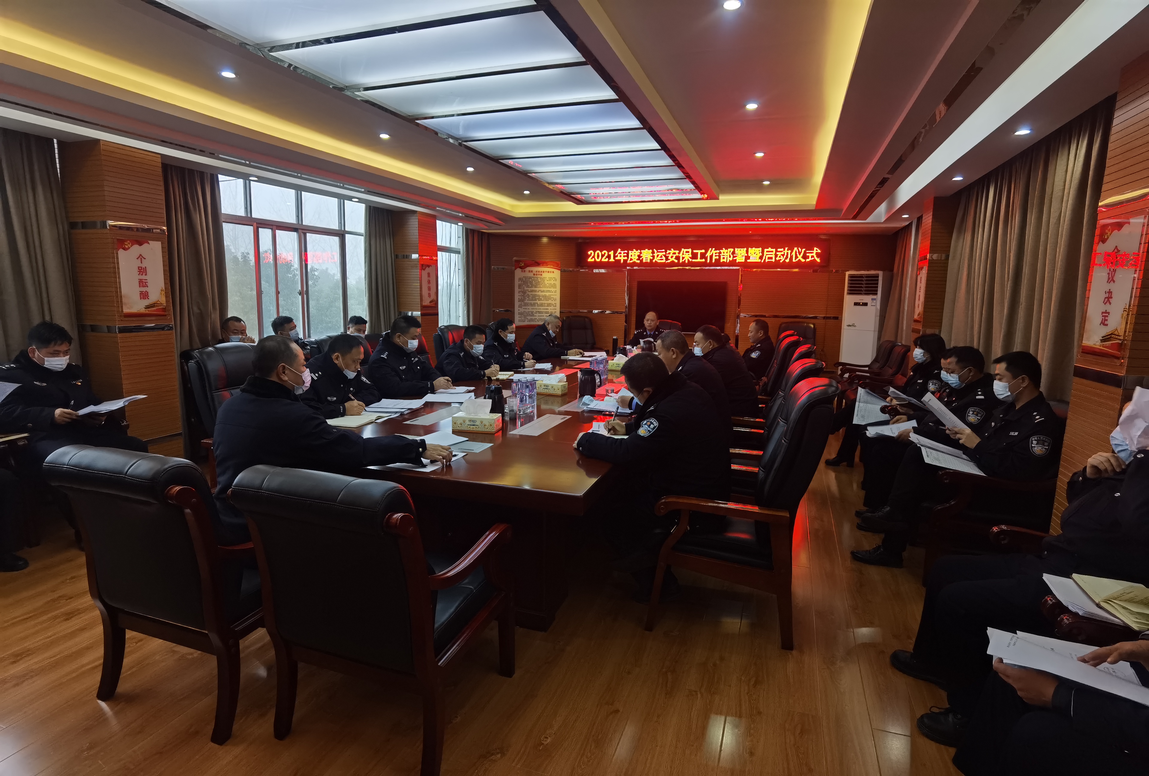 泸溪,交警,吹响,春运,号角,警察,与,法治,讯, . 泸溪交警吹响春运号角