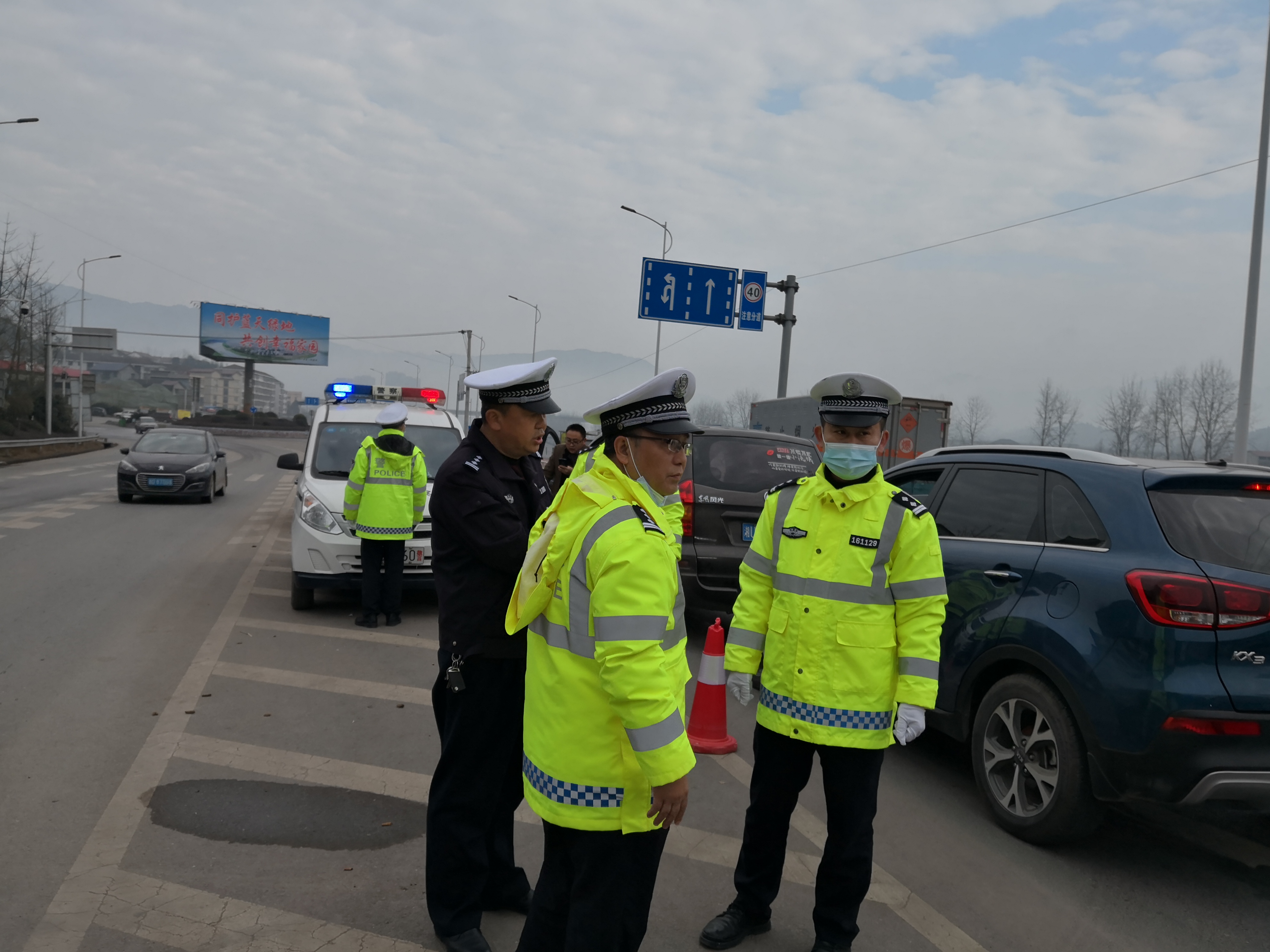 泸溪,交警,吹响,春运,号角,警察,与,法治,讯, . 泸溪交警吹响春运号角
