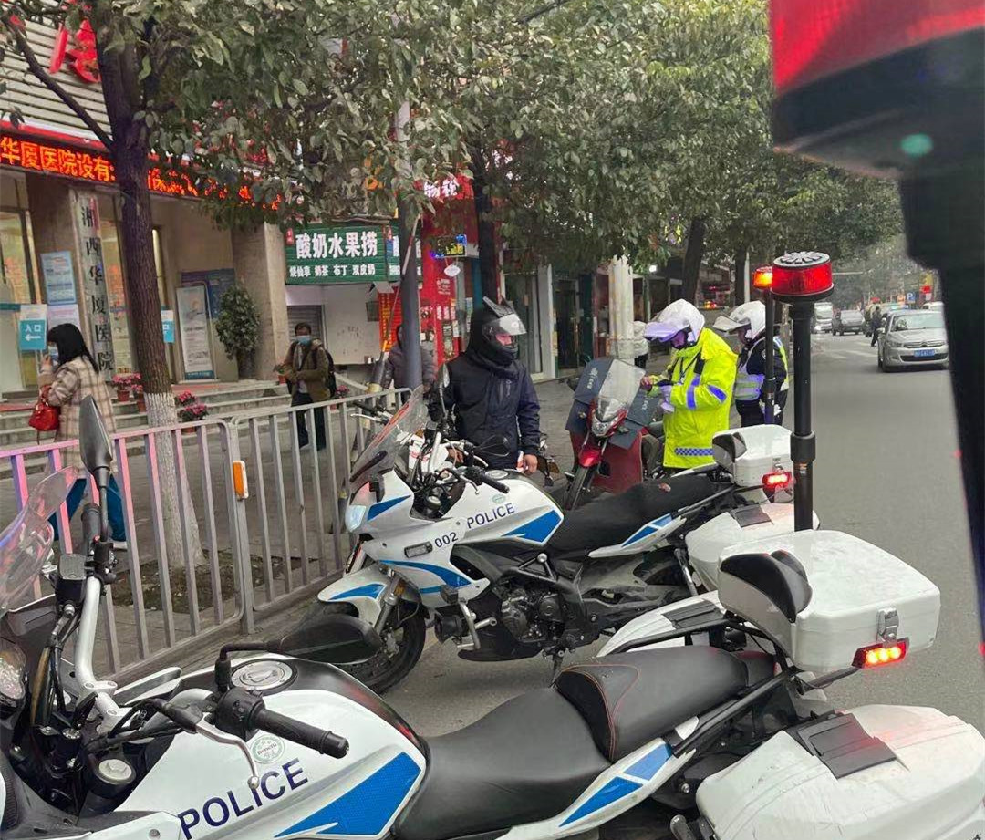 【,顽瘴,痼疾,】,吉首,交警,加大,巡逻,管控, . 【顽瘴痼疾】吉首交警加大巡逻管控和违停治理力度 守护春运平安路