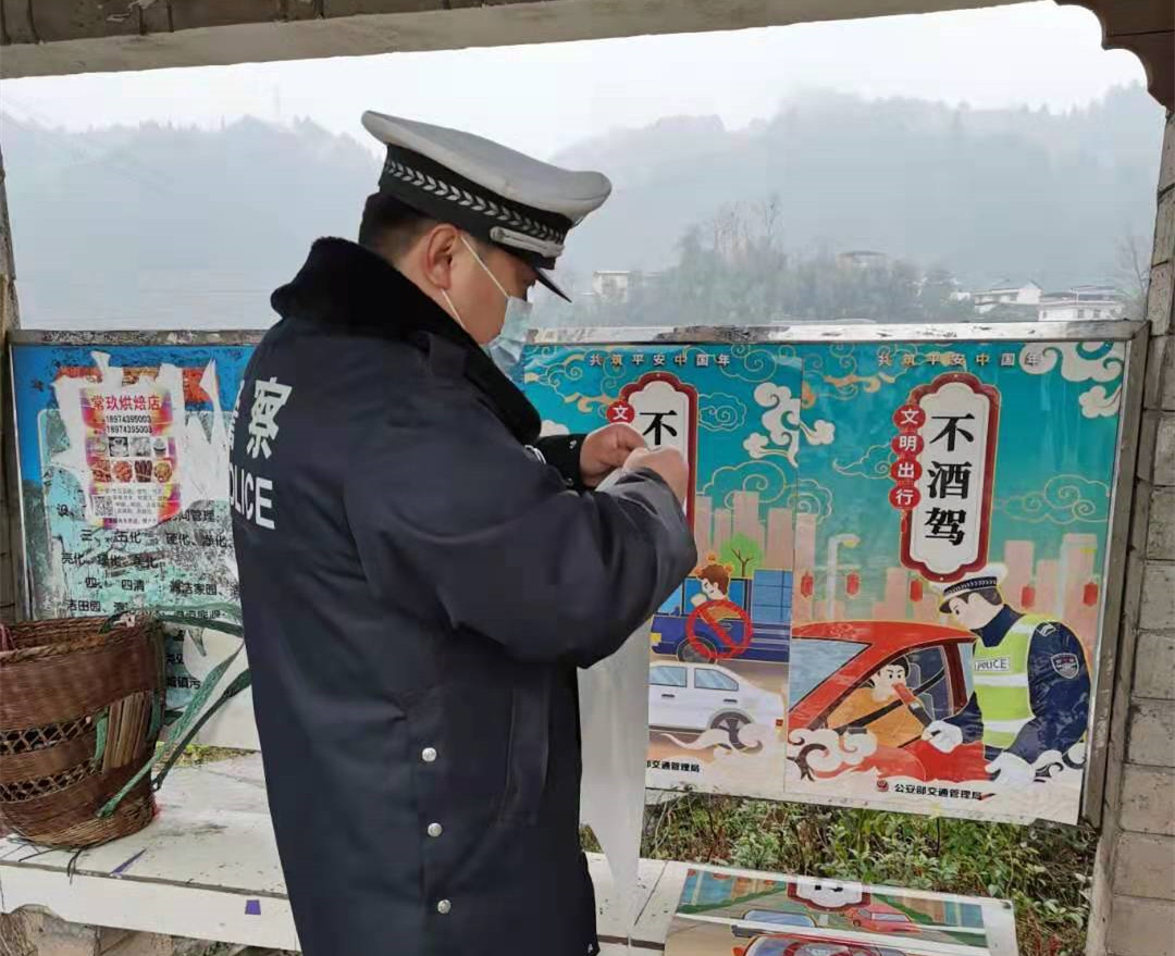 吉首,交警,开展,“,平安春运,同行,”,警察,与, . 吉首交警开展“平安春运·交警同行”交通安全宣传活动 筑牢平安回家路
