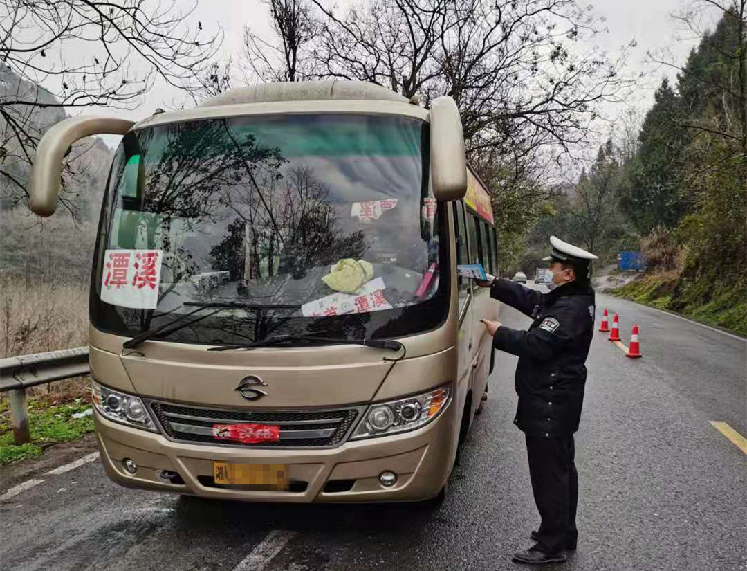 吉首,交警,开展,“,平安春运,同行,”,警察,与, . 吉首交警开展“平安春运·交警同行”交通安全宣传活动 筑牢平安回家路