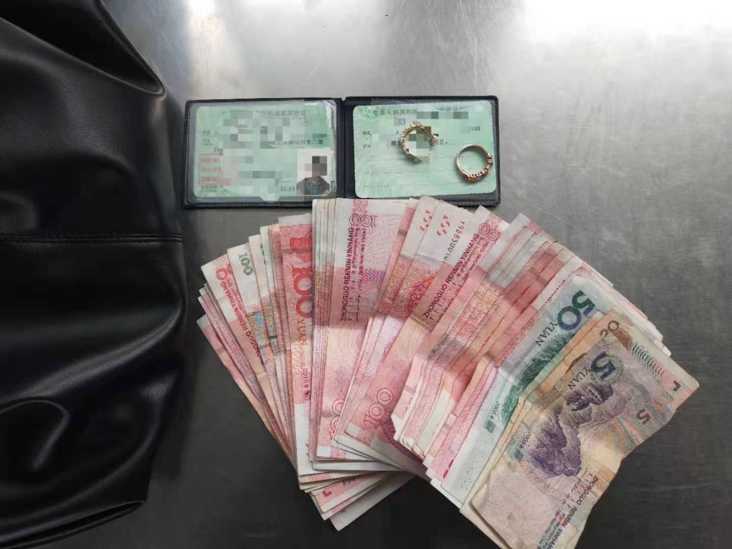 一趟,高铁,开出,候车室,落下,两个,包,这个, . 一趟高铁开出候车室落下两个包  这个号码帮了失主的大忙