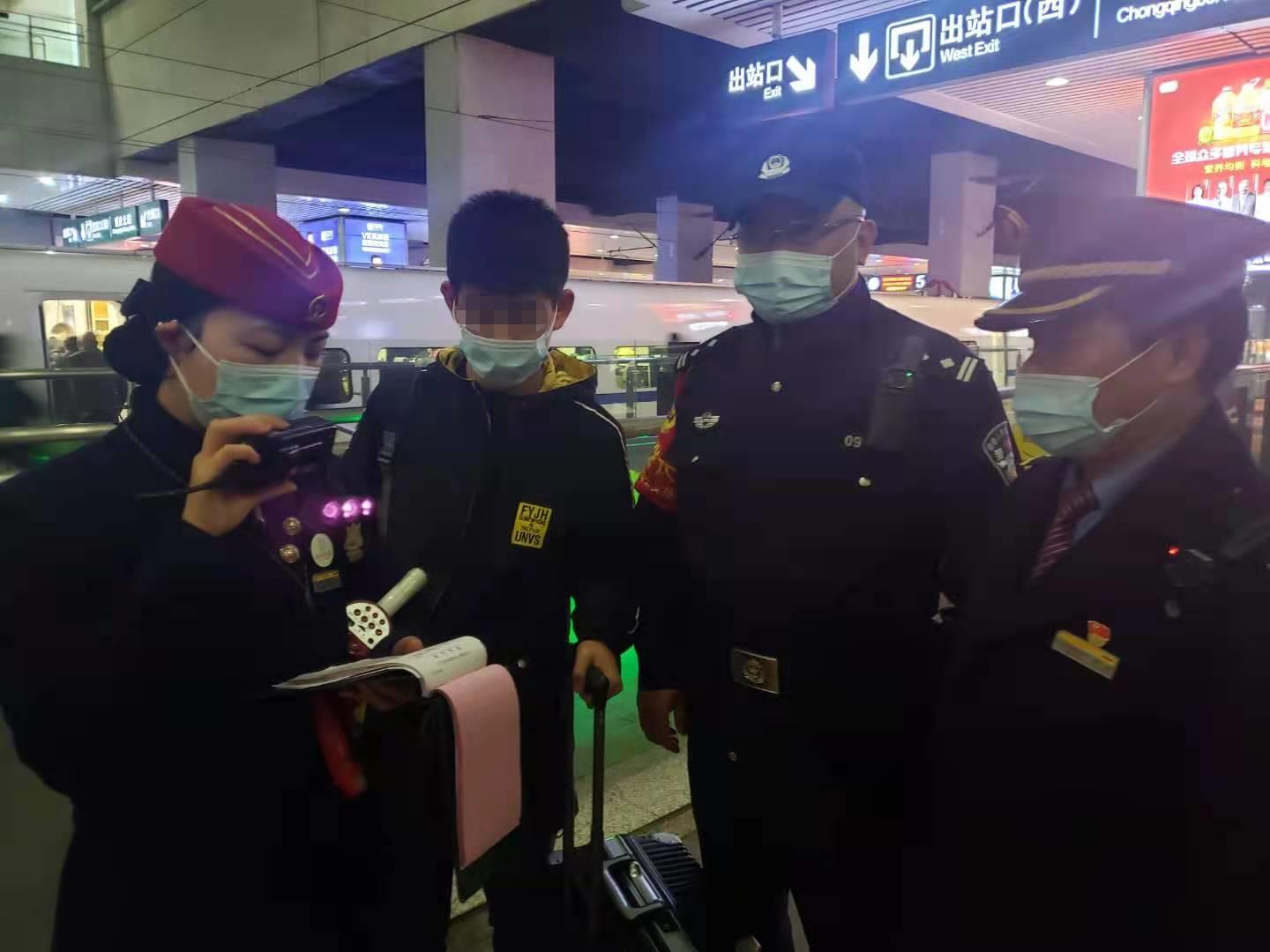 15岁,高中生,离家出走,铁警,温情,相劝,父子, . 15岁高中生离家出走  铁警温情相劝父子同散心